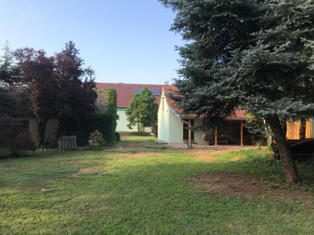 PB Urban Garden Villa Sremska Mitrovica Exteriör bild