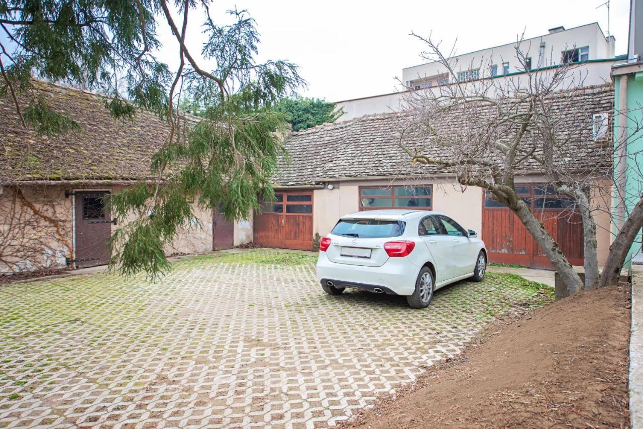 PB Urban Garden Villa Sremska Mitrovica Exteriör bild